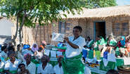 2019-community-health-club-malawi-lycka-welthungerhilfe-2.jpg Eine Frau hält ein Plakat in der Hand und erklärt.