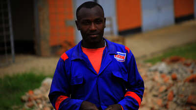 Green Colleges in Uganda: Cypriano macht eine Ausbildung zum Solarinstallateur.