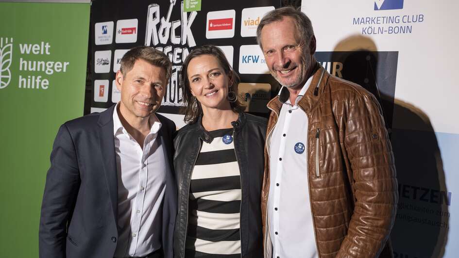 Von li. nach r.: Mathias Mogge, Generalsekretär der Welthungerhilfe, Irene Schönmann, Vorstand Kommunikation Marketing Club Köln-Bonn und Jürgen Linnenbürger, Vorstand Marketing Club Köln-Bonn bei Rock gegen Hunger 2019 in Köln. 