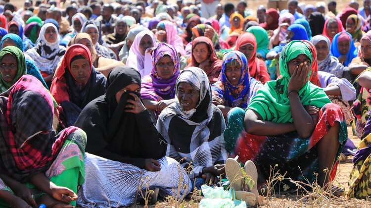 Hungerkrise am Horn von Afrika Eine große Gruppe Menschen wartet auf die Verteilung von Hilfspaketen.