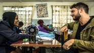 2018-prominente-robert-redweik-frau-naehmaschine-skillup-kenia-natalia-jidovanu.jpg Robert Redweik mit einer Frau vor einer Nähmaschine während eines Besuchs des "Skill up!"-Projekts in Nairobi, Kenia.