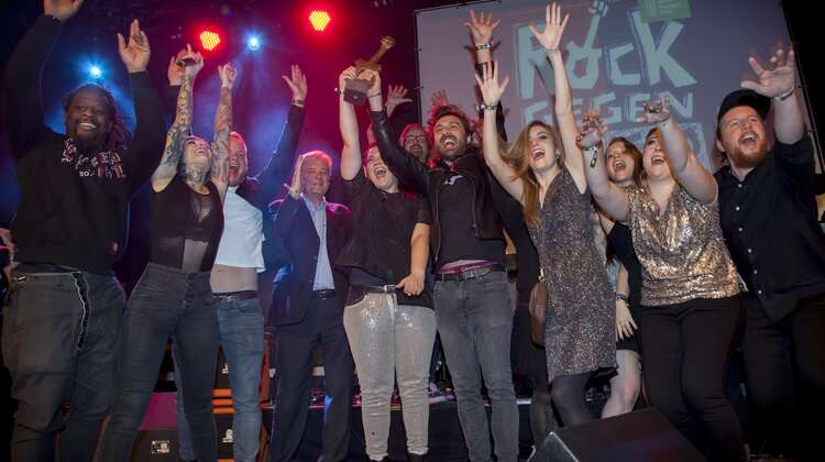 2019-rock-gegen-hunger-jubelnde-siegerband-duesseldorf.jpg Jubelnde Menschen stehen nebeneinander.
