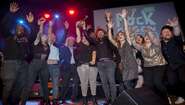 2019-rock-gegen-hunger-jubelnde-siegerband-duesseldorf.jpg Jubelnde Menschen stehen nebeneinander.