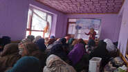 2021-afghanistan-safran-training-schule-frauen.jpg Viele Frauen sitzen in einem Raum, vorne steht eine Person und unterrichtet.