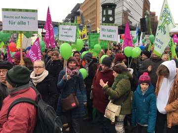 Viele Menschen nehmen an der Demo teil 
