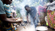 2019-lann-projekt-sierra-leone-kochen_C_Kai-Loeffelbein-16-9.jpg Männer und Frauen um dampfende Kochtöpfe