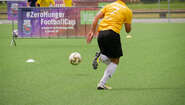 2018-zerohunger-footballcup-ballkontakt-fabian-jauss-welthungerhilfe.jpg Ein Fußballspieler dribbelt den Ball beim #ZeroHunger-FootballCup 2018 in Bonn.