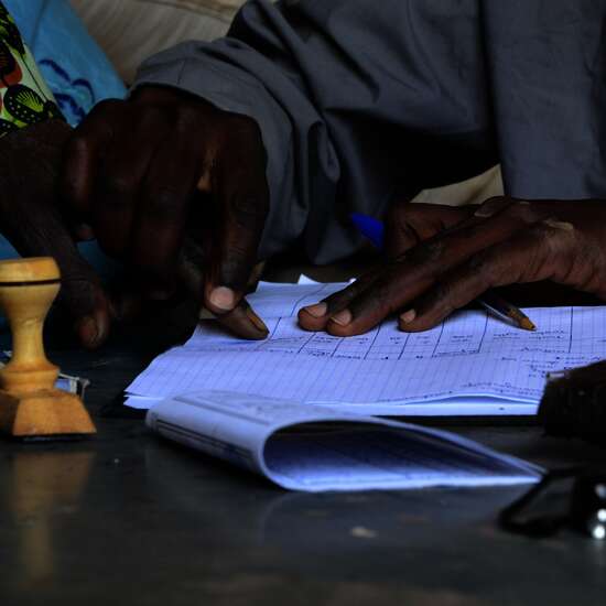 Verteilung von Hirse in Niger, 2012. Der Empfang wird per Fingerabdruck auf einer Liste bestätigt.