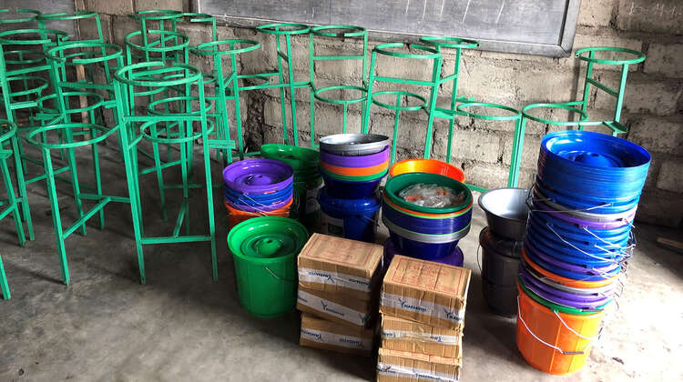 2019-ebola-praevention-handwaschmaterial-demokratische-republik-kongo-maya-jean-jacques-16-9.jpg Ständer für Handwaschbecken, Eimer und weiteres Equipment in einer Schule in der DR Kongo