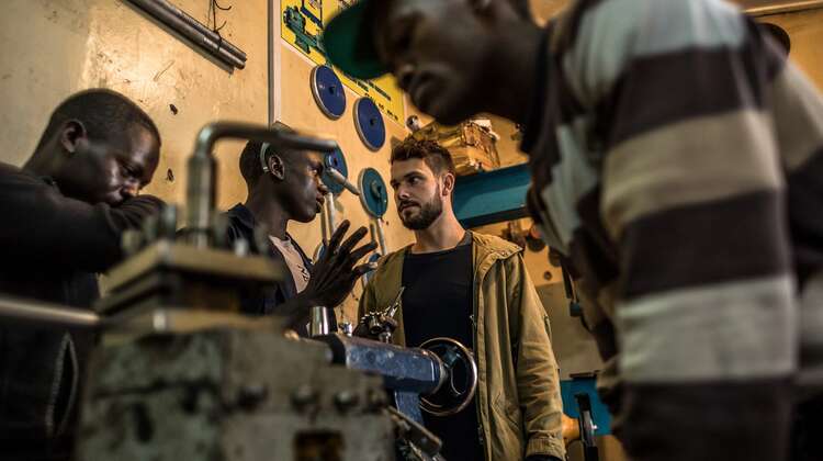 2018-prominente-robert-redweik-mechaniker-skillup-kenia-natalia-jidovanu.jpg Musiker Robert Redweik mit Mechanikern beim "Skill up!"-Projekt in Nairobi, Kenia.