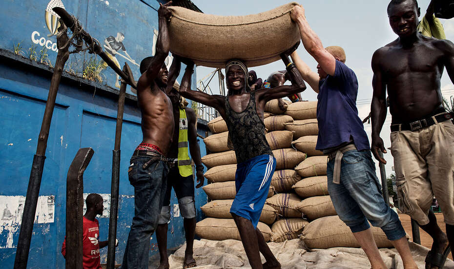 2017-SL1047-kakao-ernte-saecke-tragen-sierra-leone-kai-loeffelbein.jpg Männer verladen Säcke mit Kakaobohnen auf einen Lastwagen