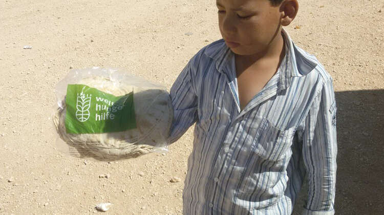 2017 Fluechtlingshilfe in Syrien Junge mit Brot Welthungerhilfe Flüchtlingshilfe in Syrien.