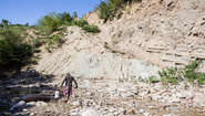 2016-klimawandel-haiti-steinbruch-duerre-welthungerhilfe.jpg Ein Vater geht mit seinem Kind durch einen Steinbruch.