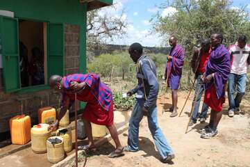 Wasserkiosk in Nentaraja, Kenia. Menschen am Wasserkiosk in Nentaraja, Kenia.