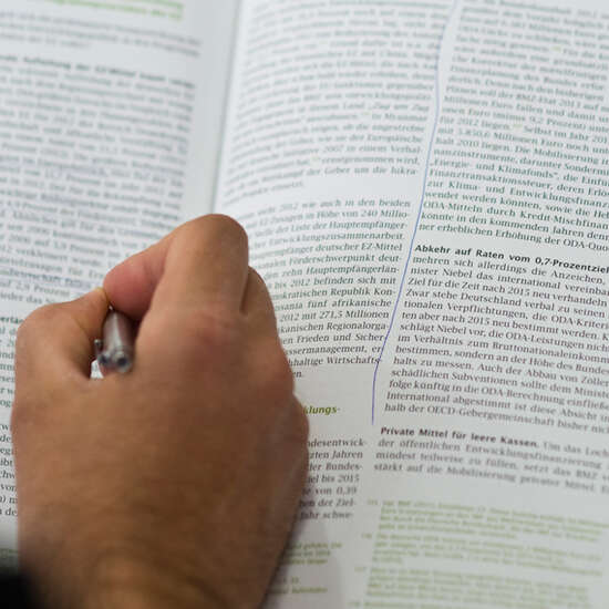 Detailaufnahme: Jemand macht Notizen in einem Buch