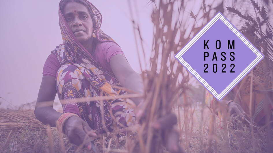 Eine Frau bei der Getreideernte in Nepal. Oben rechts ist das Logo des Kompass 2022 eingeblendet. 