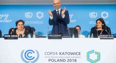 Michał Kurtyka, stehend und klatschend in der Mitte.